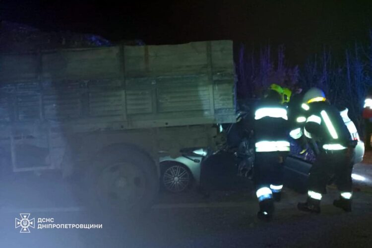 Встановлюються оставини ДТП: на Дніпропетровщині деблокували тіло чоловіка з понівеченого легковика