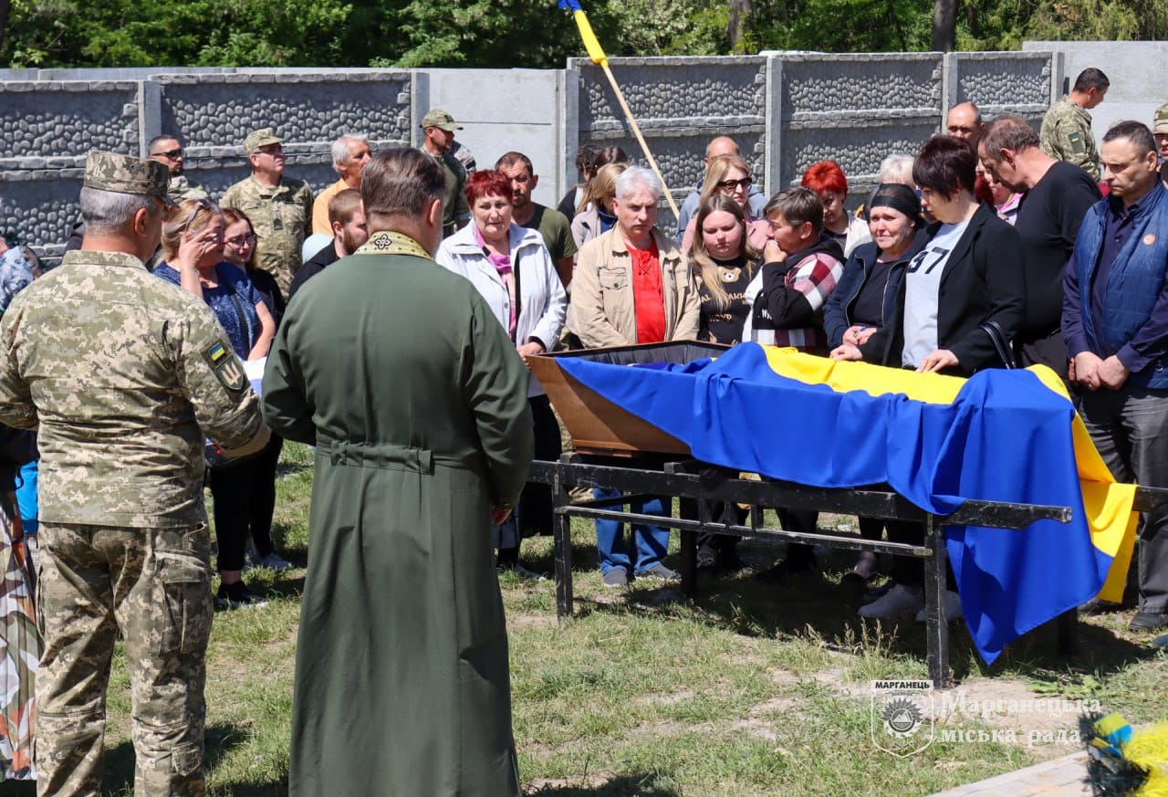 Возможно, это изображение 9 человек и текст