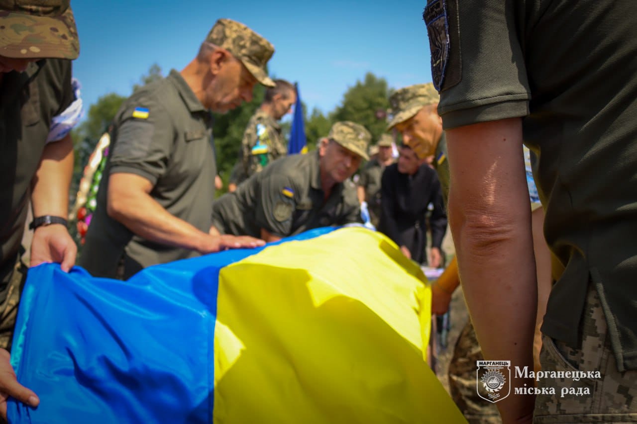 Возможно, это изображение 5 человек и текст