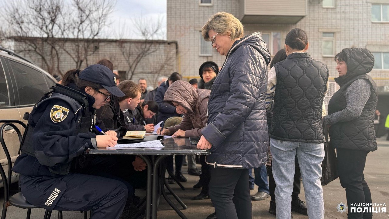 Возможно, это изображение 5 человек и текст «полцИЯ ПОЛИЦЯ НАЦИОНАЛЬНА полиЦИЯ»