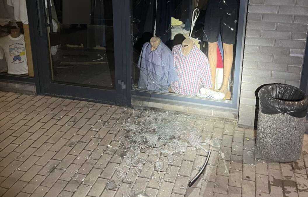 У Дніпрі вночі крадій розбив вітрину магазину і “обчистив” його