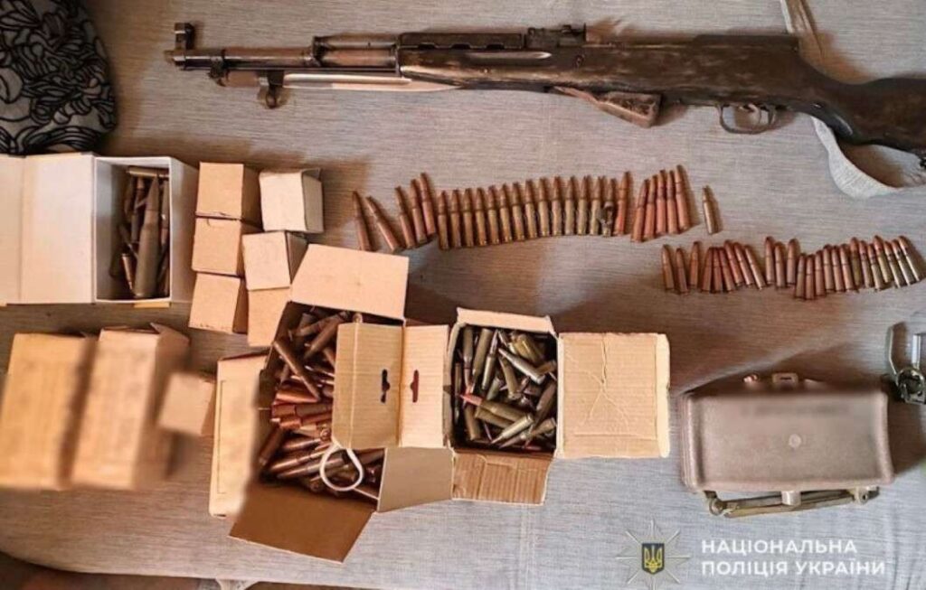 У Дніпрі затримали чоловіка, який зберігав вдома арсенал зброї