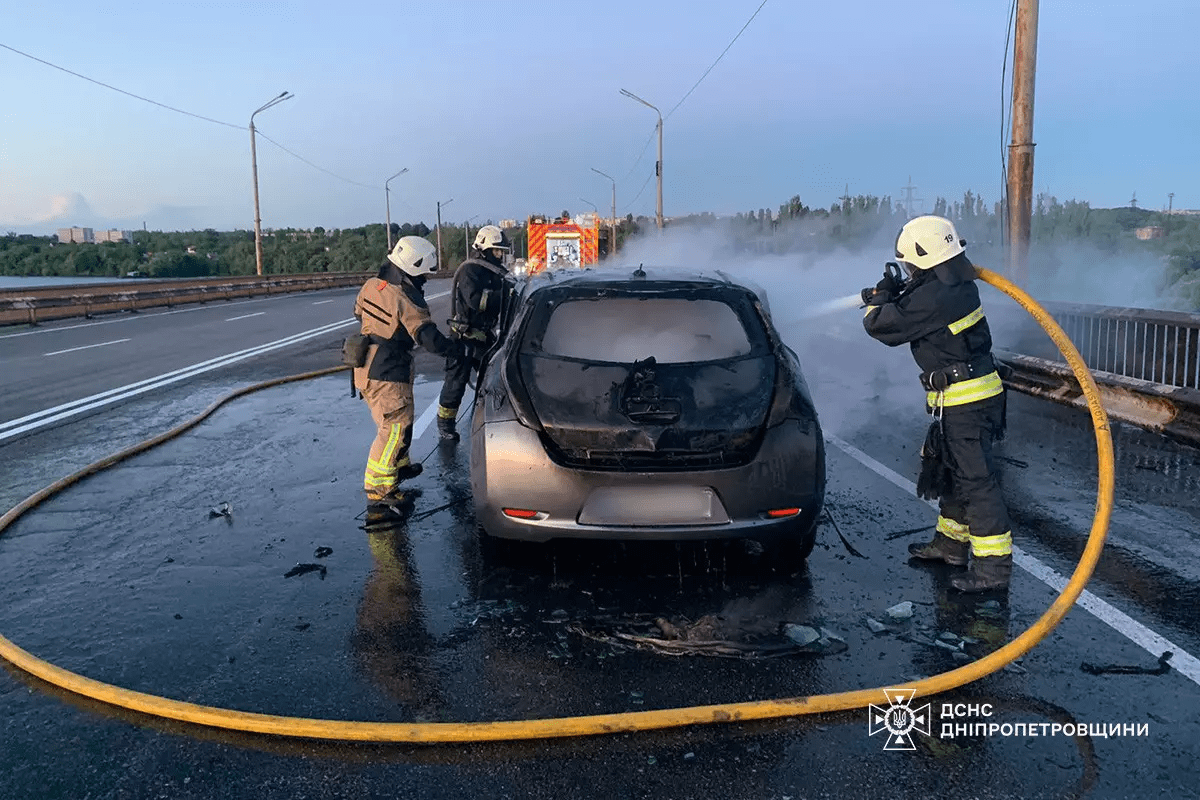 Згорів електромобіль на мосту