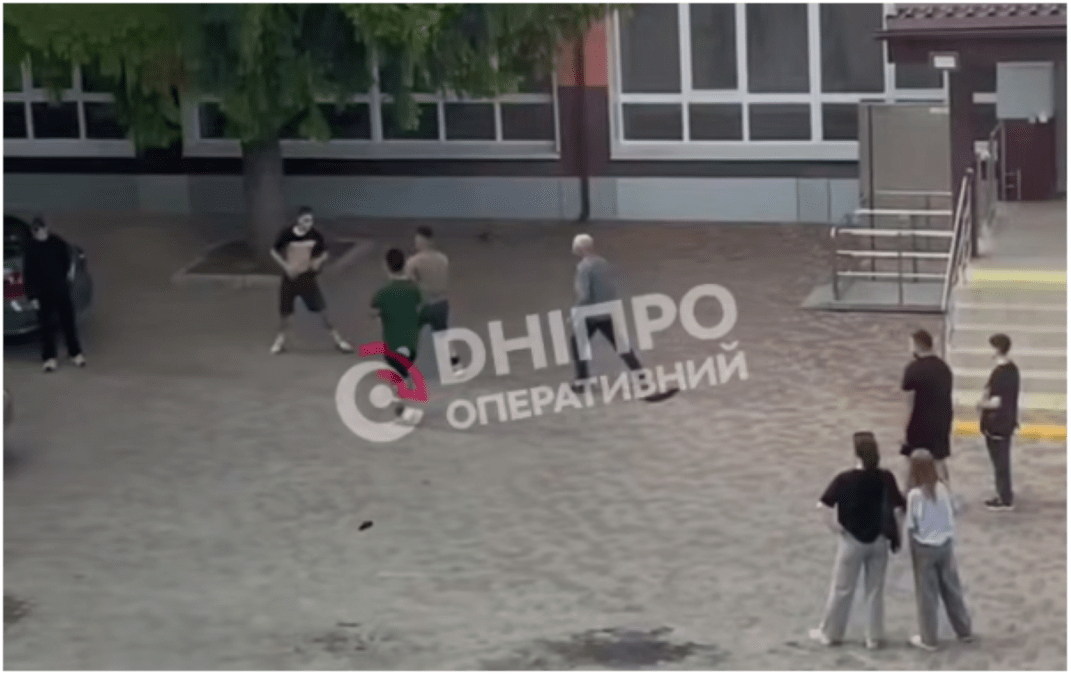 Конфлікт біля ліцею: під Дніпром двоє чоловіків побили 17-річного хлопця
