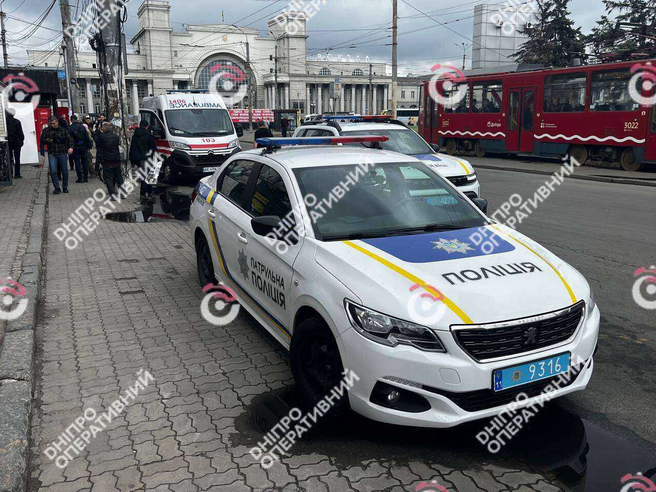 Натовп, екстрені служби та напівоголений чоловік на балконі: подробиці інциденту біля вокзалу