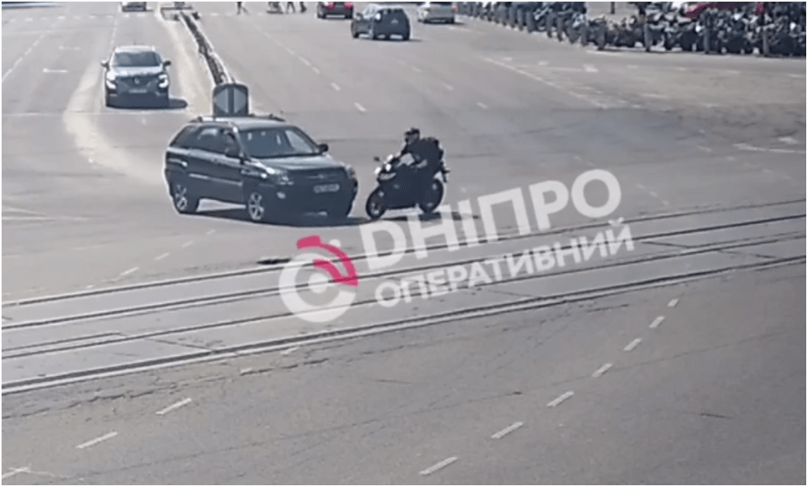 Мотоцикліст пролетів кілька метрів: у Дніпрі на Запорізькому шосе сталася серйозна ДТП