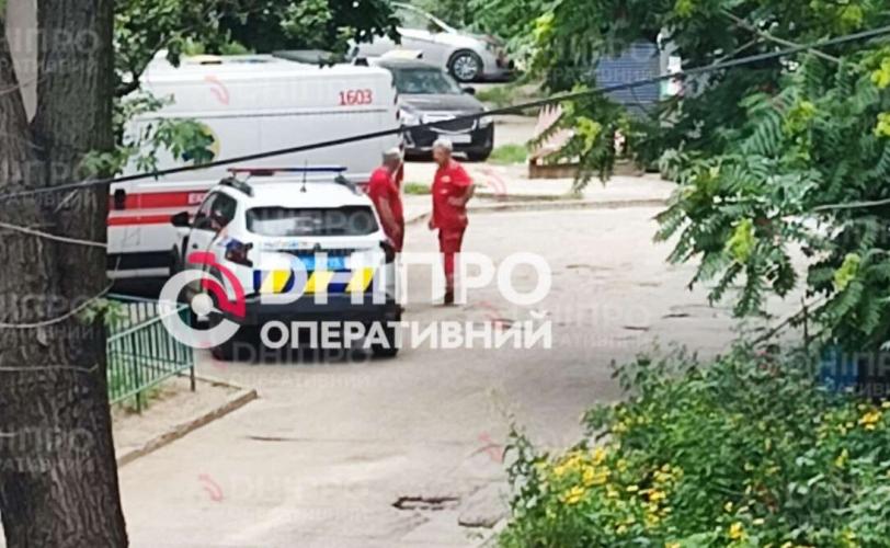 Чоловік з вікна багатоповерхівки: подробиці інциденту у Дніпрі.