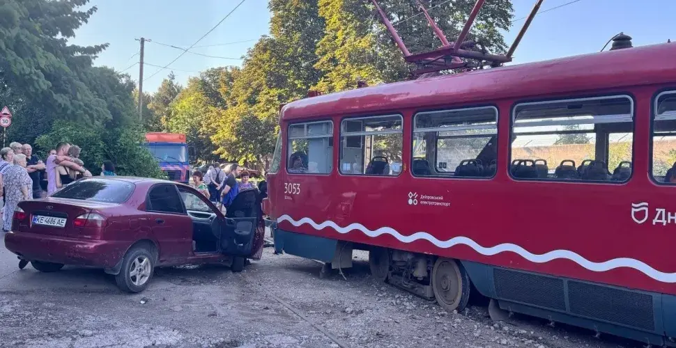 ДТП у Дніпрі: трамвай зіткнувся з двома авто, є постраждалі.
