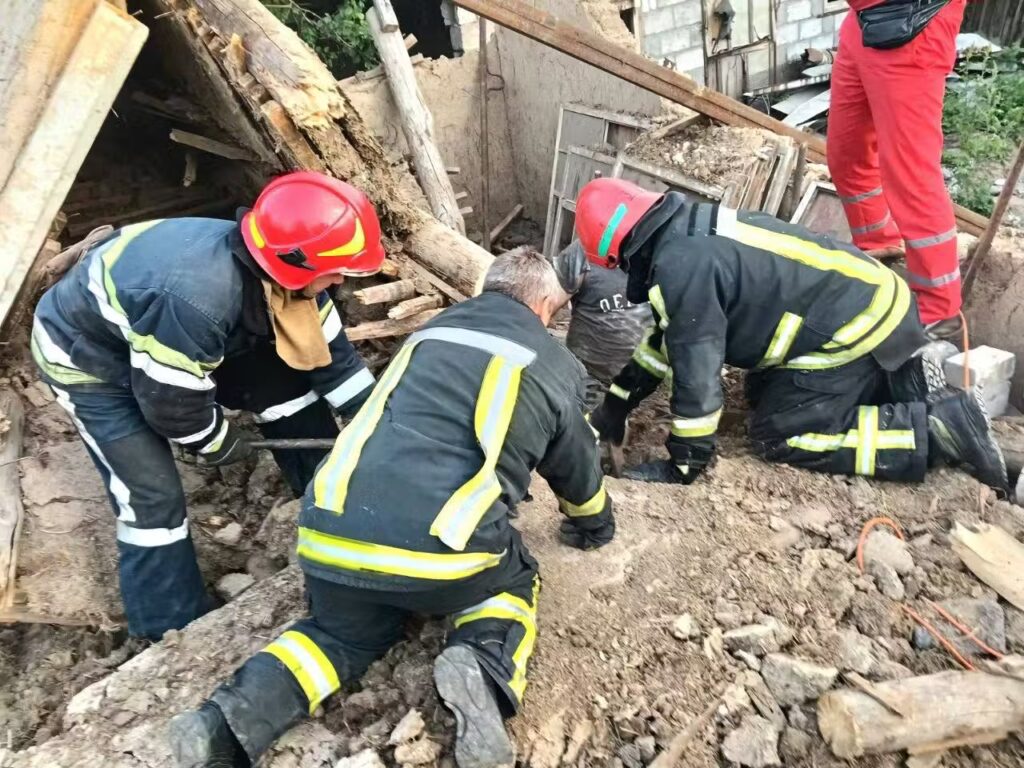На Дніпропетровщині дах обвалився на чоловіка: він під завалами.