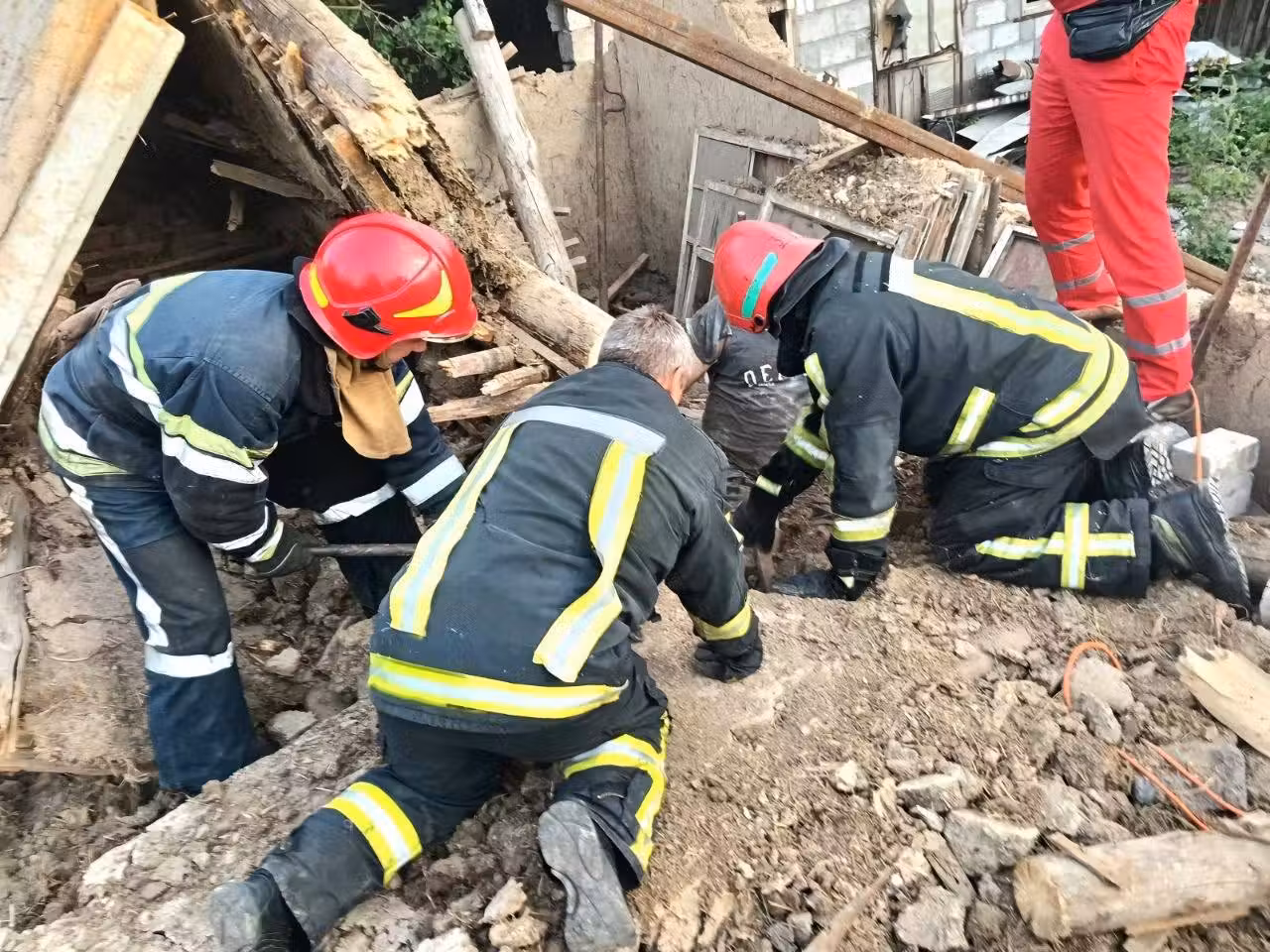 На Дніпропетровщині дах обвалився на чоловіка: він під завалами.