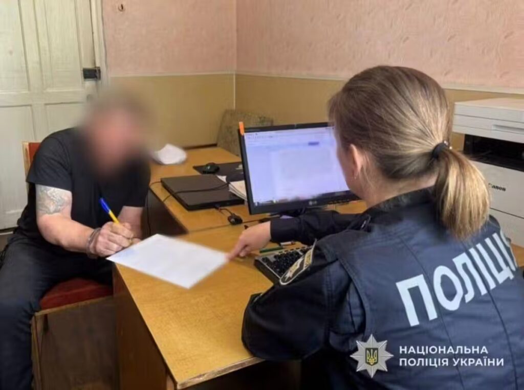 Ось кілька варіантів коротких заголовків (тайтлів) українською мовою, довжиною до 160 символів, для новини "На Дніпропетровщині судитимуть киянина, який ударив чоловіка ножем у груди":

*   Смертельный удар: киянин постане перед судом за ножове поранення на Дніпропетровщині.
*   Поранено ножем у груди: у Дніпропетровській області судитимуть киянина.
*   Киянин з ножем: у Дніпропетровській області розслідують напад.
*   Шокуюче нападение: Дніпропетровщина судитиме киянина за удар ножем.
*   Ніж у груди: Київського зловмисника судитимуть на Дніпропетровщині.