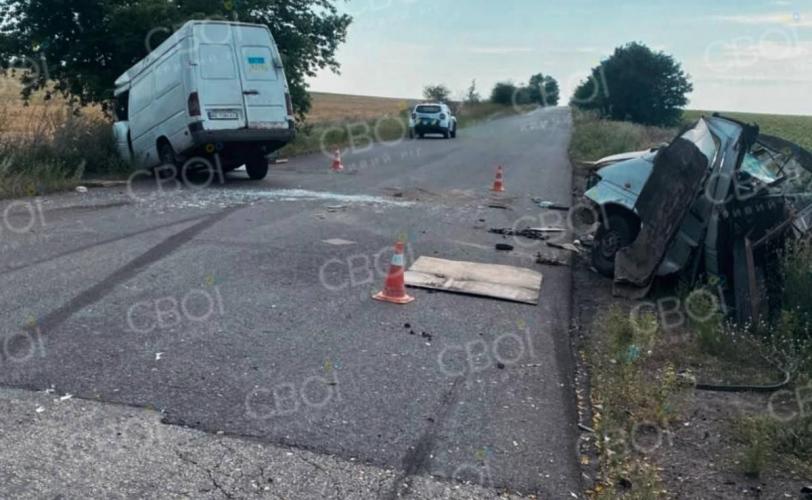 ДТП на Дніпропетровщині: автобус з пасажирами зіткнувся з вантажівкою на зустрічній смузі.
