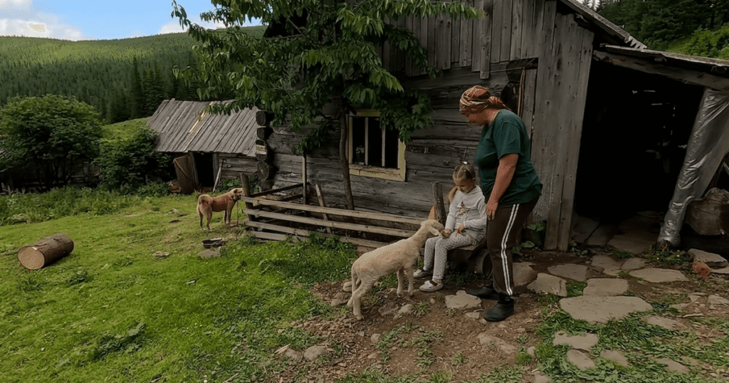 Марія та донька в серці Карпат: життя на полонині (фото)