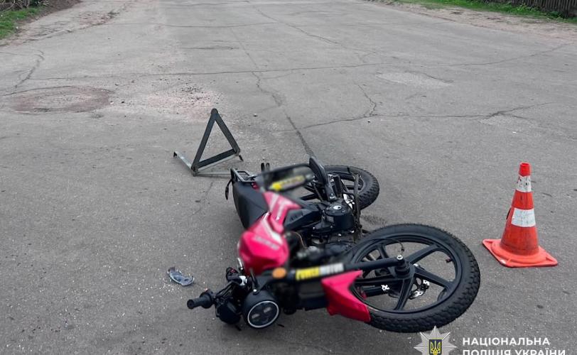 На Дніпропетровщині: Автомобіль збив мотоцикліста.