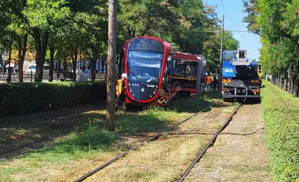 Опера, трамвай, драма: нове диво Дніпра на рейках біля театру.