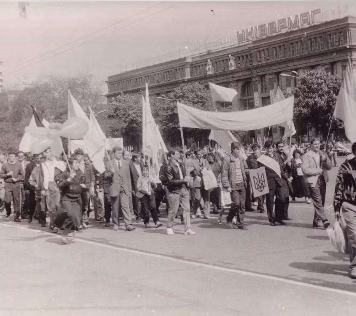 Синьо-жовтий над Дніпром: архівний стяг до незалежності