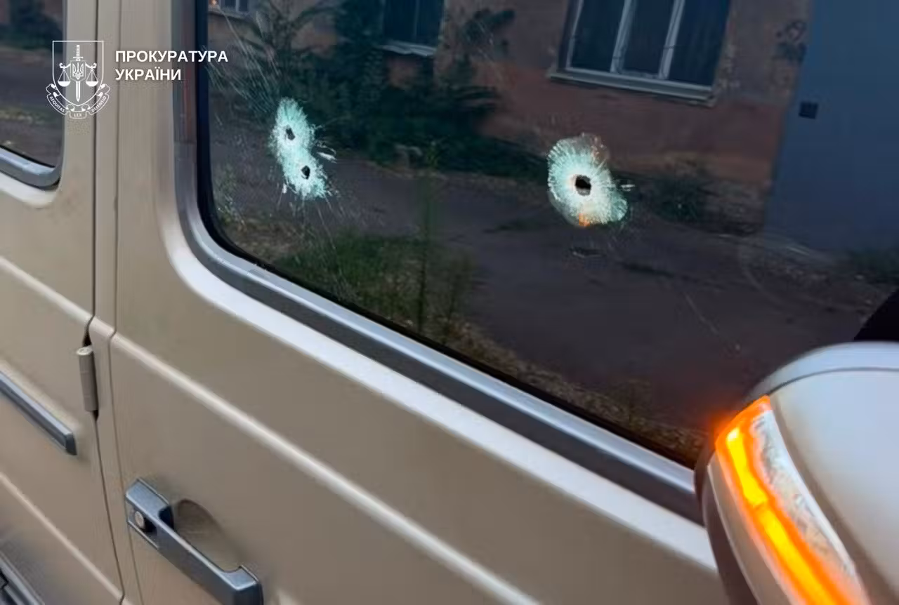 У Кривому Розі стрілянина біля ресторану: чоловік відкрив вогонь, є постраждалий.