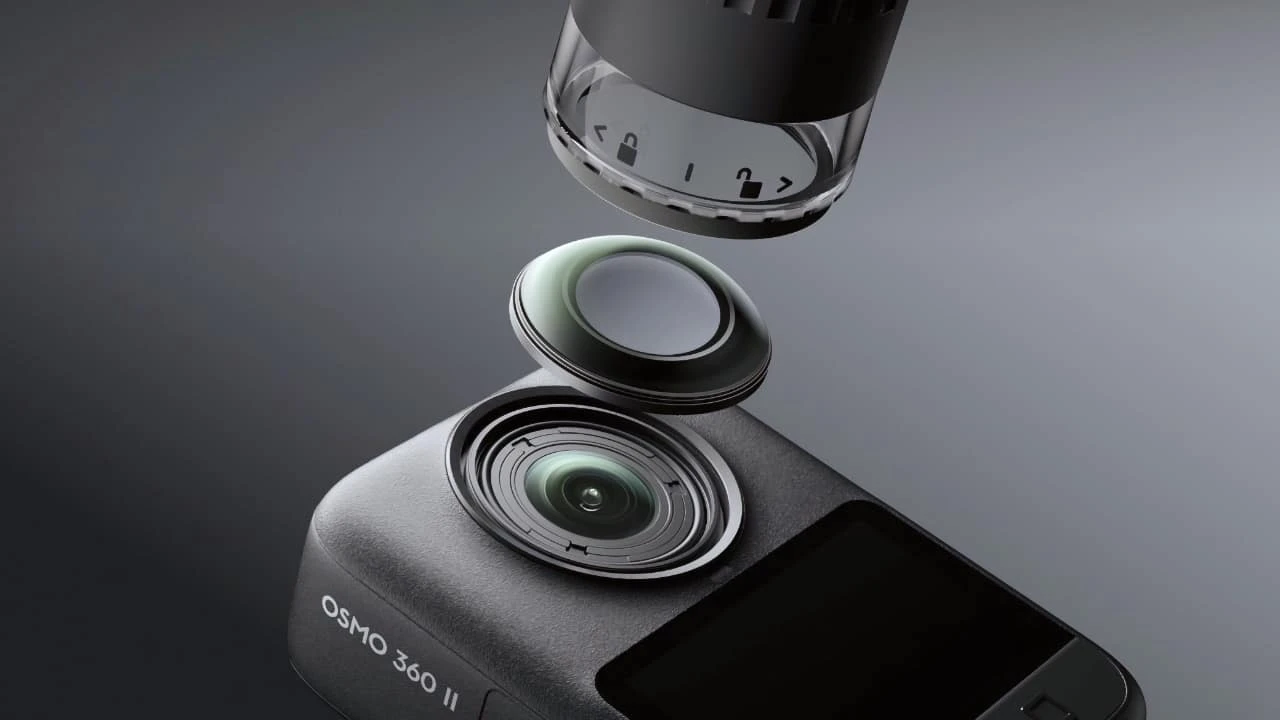 Демонстрація механізму змінних захисних лінз камери DJI Osmo 360 II з розібраним байонетним кріпленням та прозорим поворотним ключем блокування