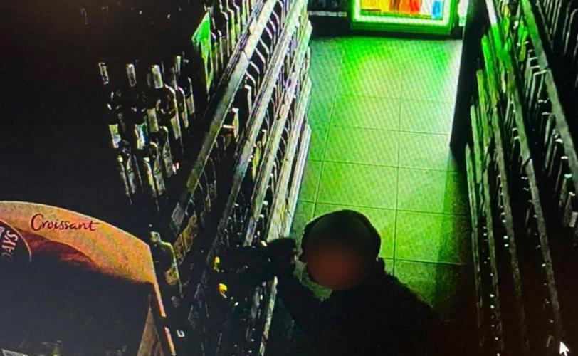 На Дніпропетровщині злочинець вчинив крадіжки у двох магазинах.
