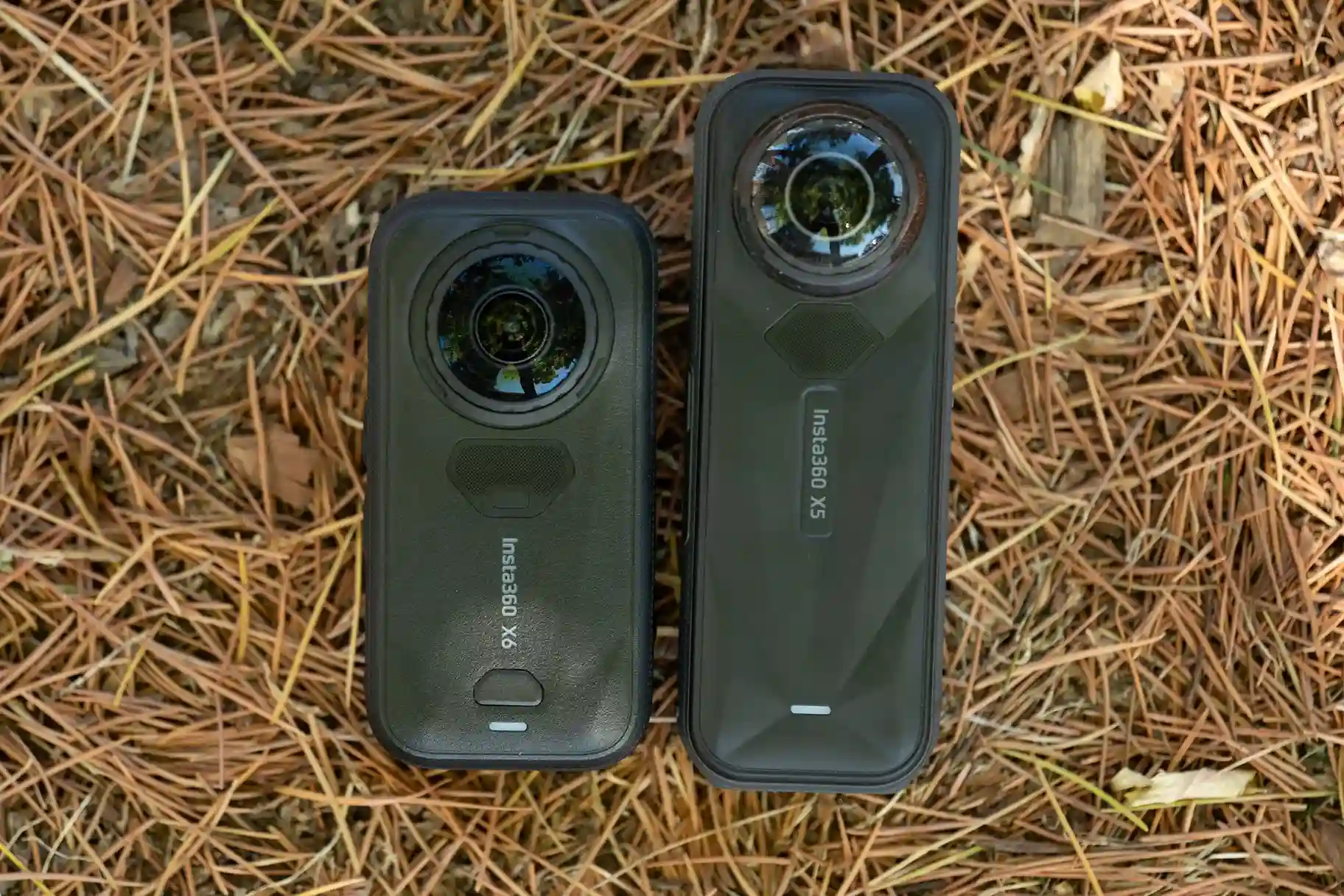Порівняння габаритів нової компактної камери Insta360 X6 та витягнутого корпусу Insta360 X5 поруч на сухій хвої в лісі
