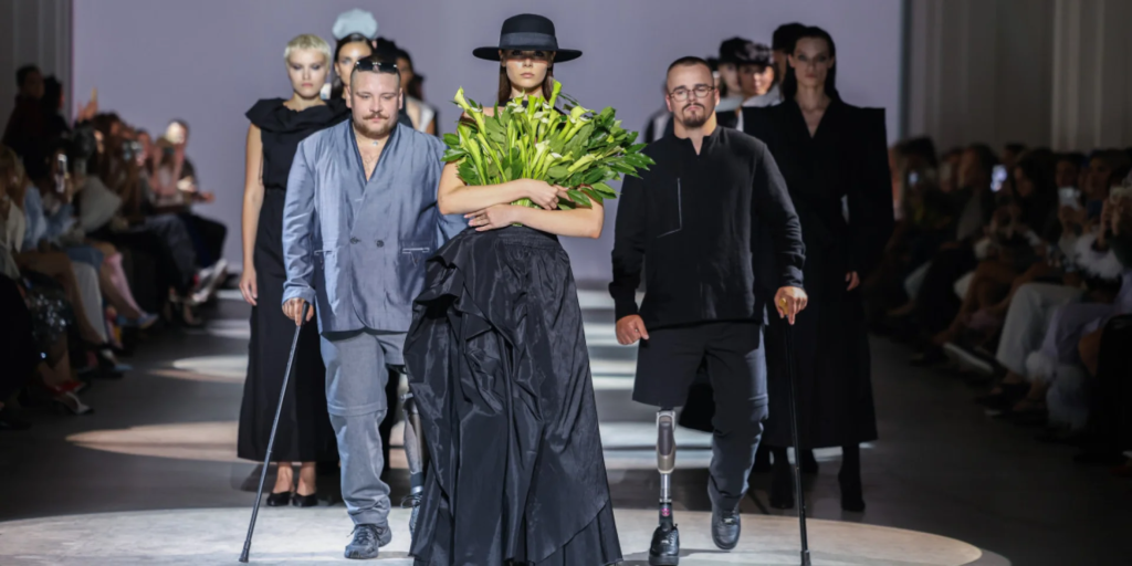 Сила духу на подіумі: Ветерани з ампутаціями в JULIYA KROS на Ukrainian Fashion Week.