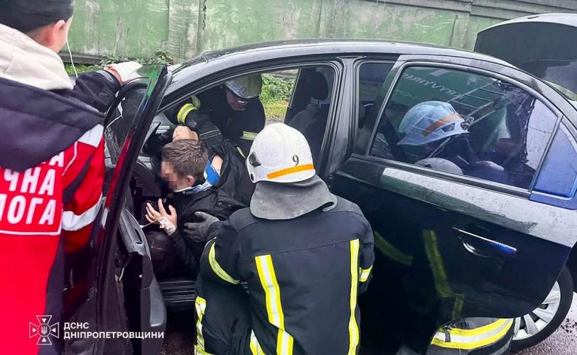 Кам'янське: Авто злетіло під вантажівку.