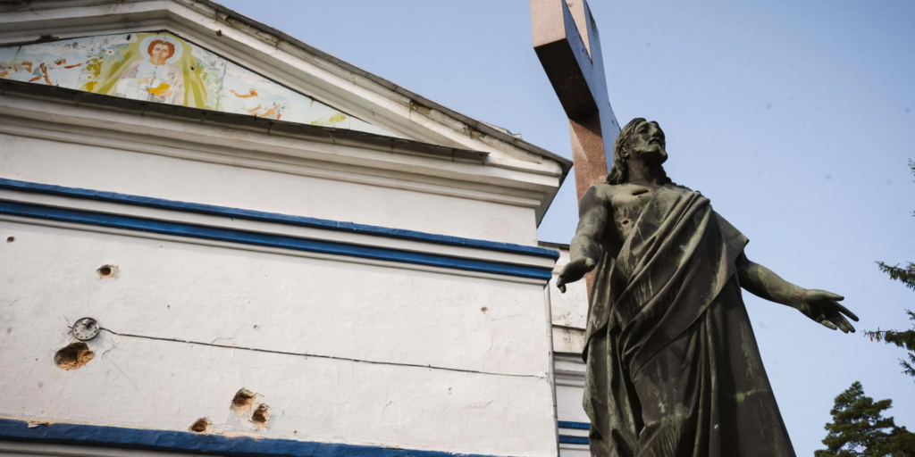 Сумщина: Рана на грудях Христа. Авіабомба РФ пошкодила Петропавлівський храм та статую Спасителя.