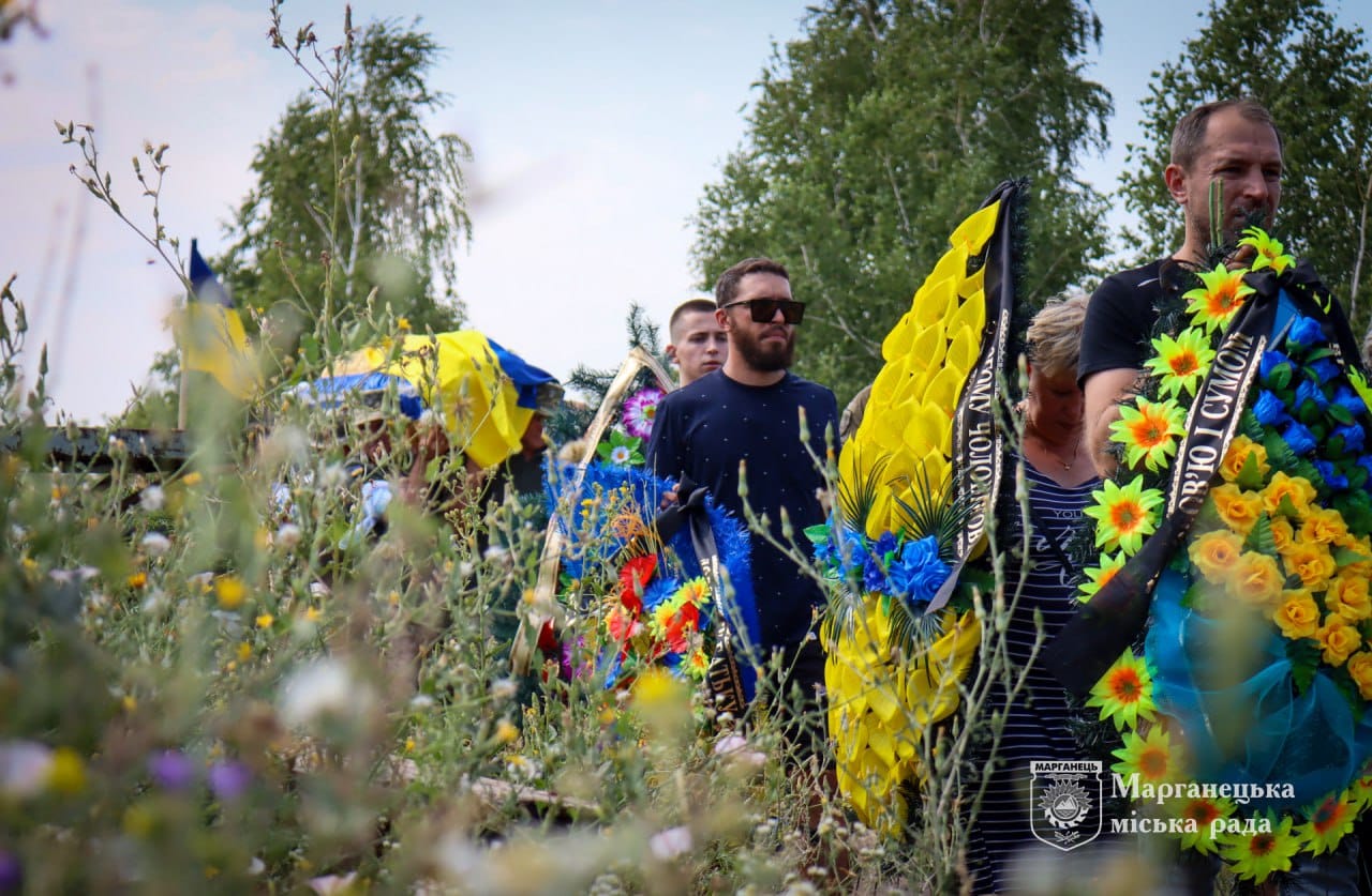 Возможно, это изображение 3 человека, цветок и текст