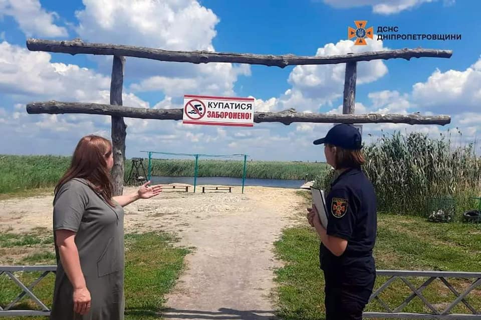 Возможно, это изображение 2 человека, люди занимаются стендовой стрельбой и текст