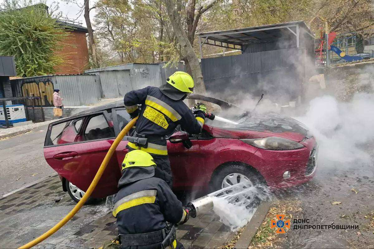 Вщент згоріло авто у Дніпрі на Олександра Поля