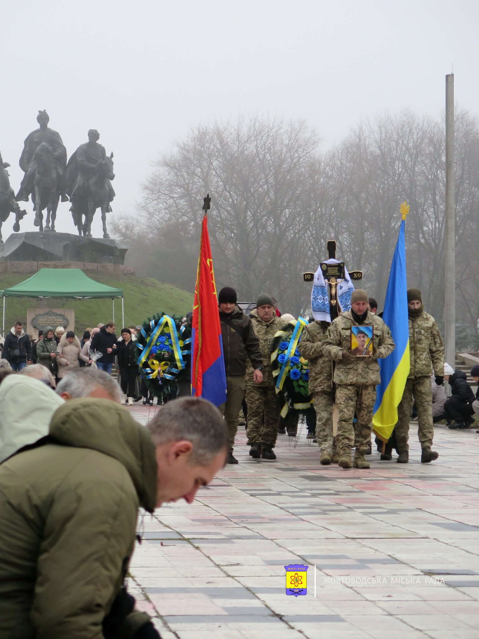 Возможно, это изображение 6 человек, Бранденбургские ворота и текст