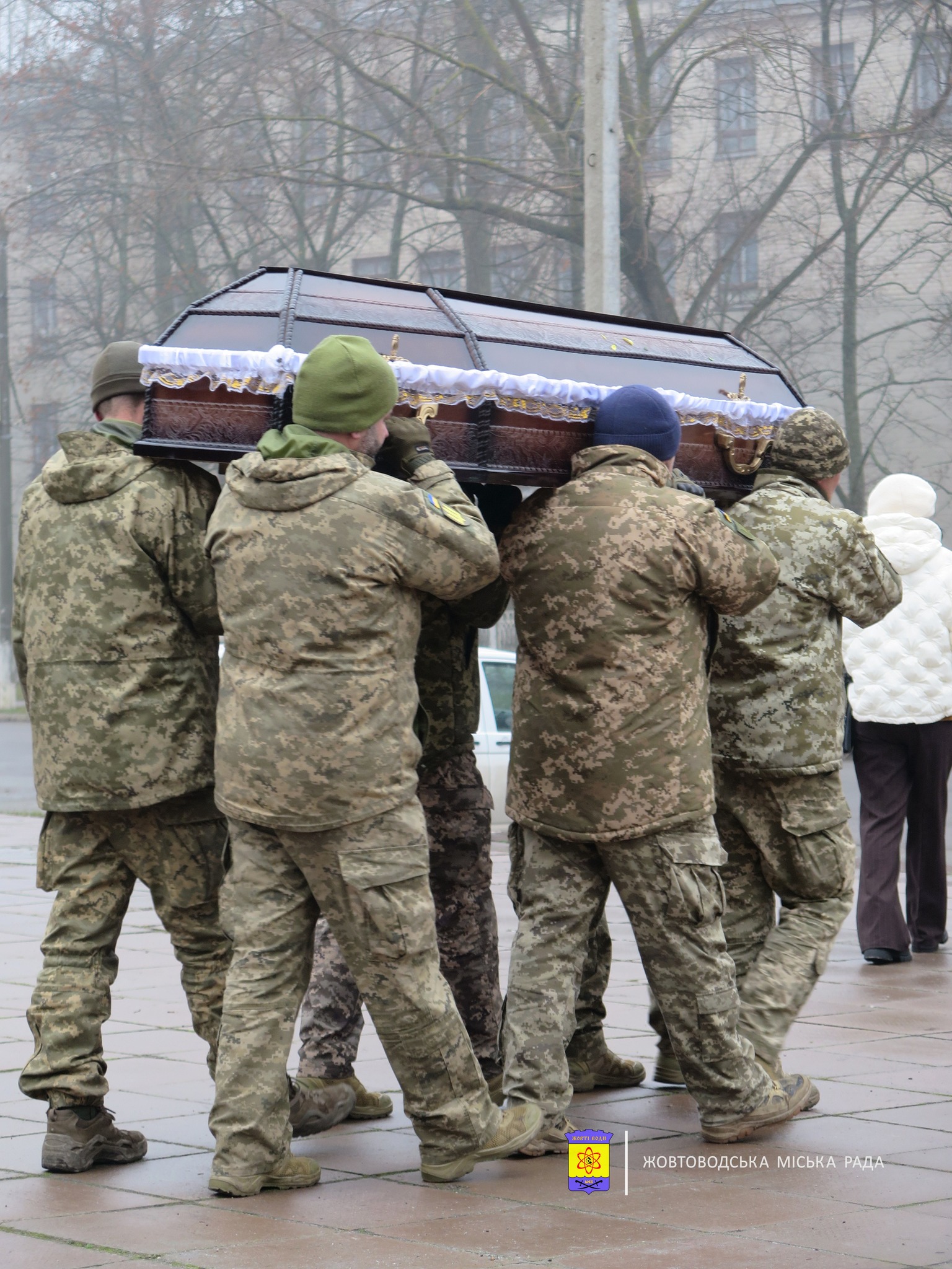 Возможно, это изображение 4 человека, Бранденбургские ворота и текст