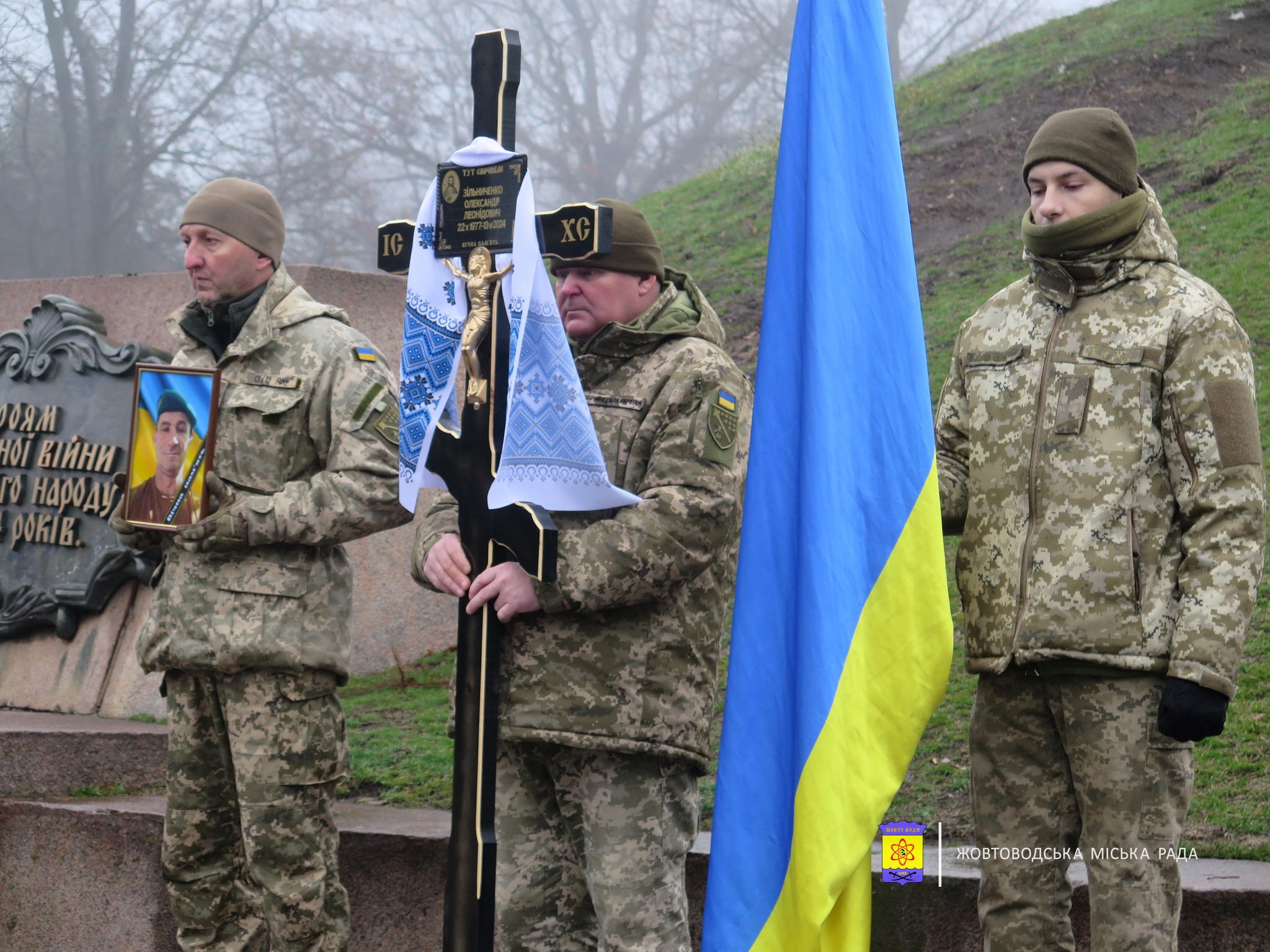 Возможно, это изображение 3 человека и текст