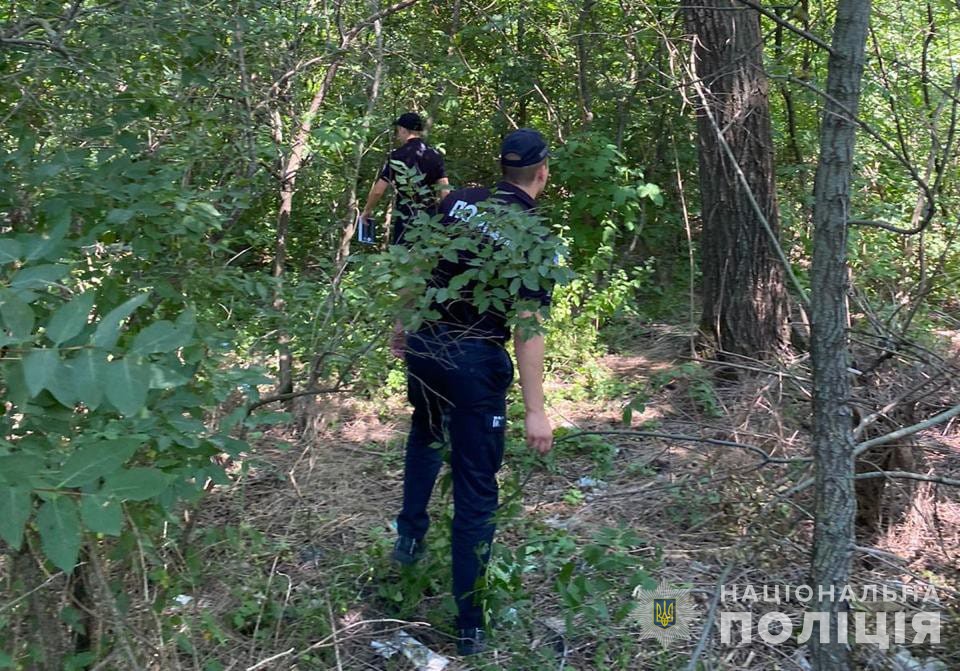 Возможно, это изображение 2 человека, дерево и трава