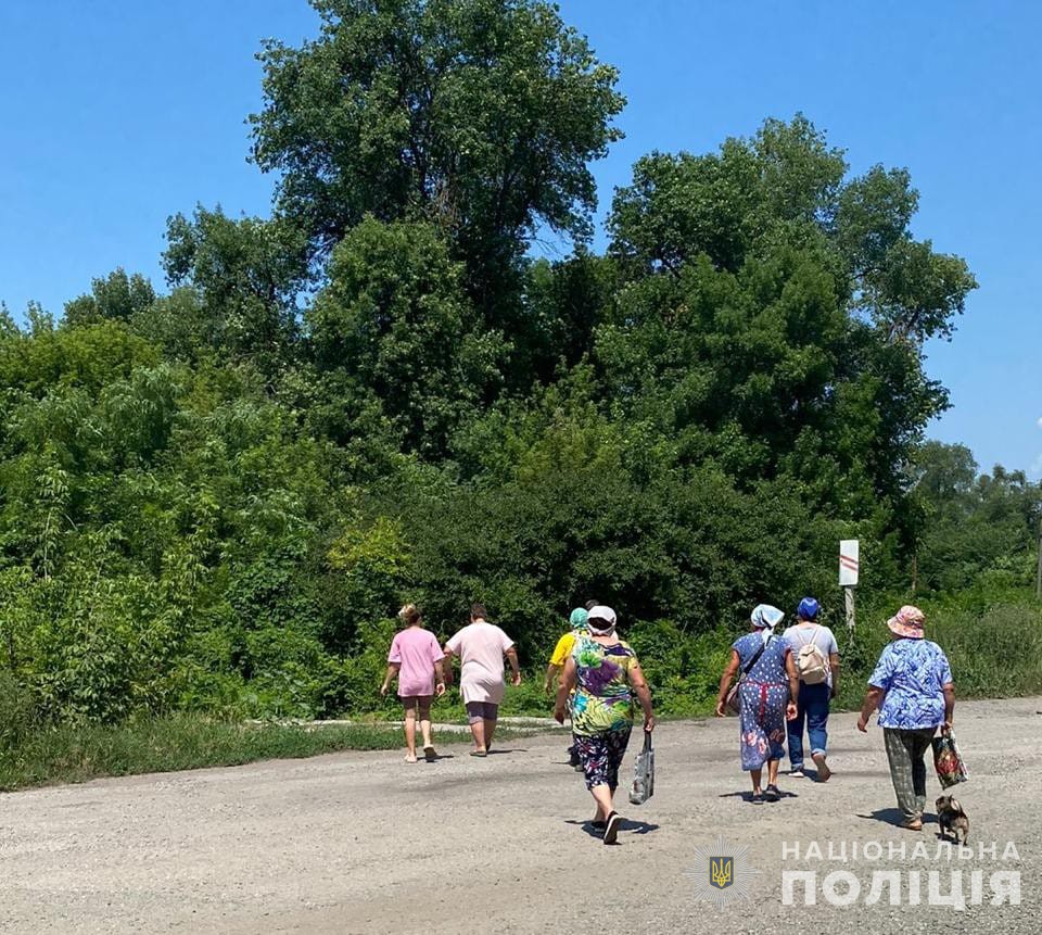 Возможно, это изображение 6 человек, сигвей, скутер, дорога и текст